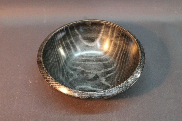 schwarz gebeizte Eichenschale, mit Silberwachs verfeinert. D=23cm, H=9cmm