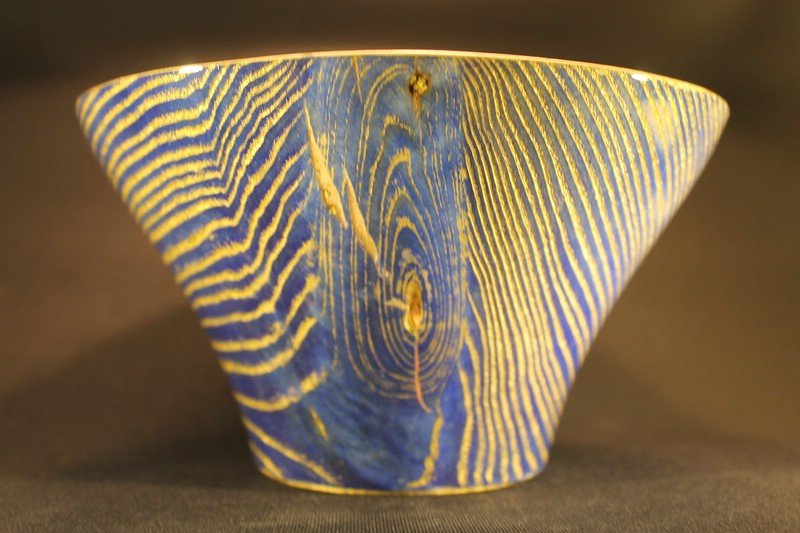 Schale aus Esche, D=16,5cm, H=9cm.  Außenseite sandgestrahlt, Rand und Außenseite goldfarben lackiert,  geschliffen, blau gebeizt, mehrfach farblos lackiert.
