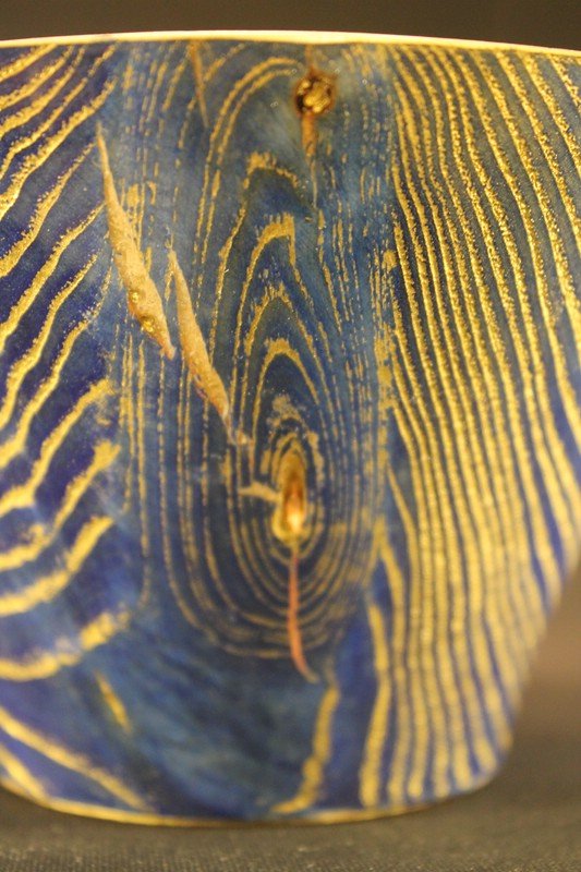 Schale aus Esche, D=16,5cm, H=9cm.  Außenseite sandgestrahlt, Rand und Außenseite goldfarben lackiert,  geschliffen, blau gebeizt, mehrfach farblos lackiert.