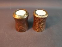 Esche gebeizt D=18cm, H=4,7-10cm mit Telichthaltern D=6cm, H=8cm. Mit Gold-und Kupferwachs verfeinert.