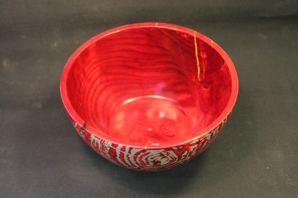 Schale aus Esche, D=17cm, H=10cm. Außenseite sandgestrahlt, mit Zinn gespachtelt, geschliffen, rot gebeizt, mehrfach farblos lackiert.