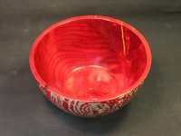 Schale aus Esche, D=17cm, H=10cm. Außenseite sandgestrahlt, mit Zinn gespachtelt, geschliffen, rot gebeizt, mehrfach farblos lackiert.