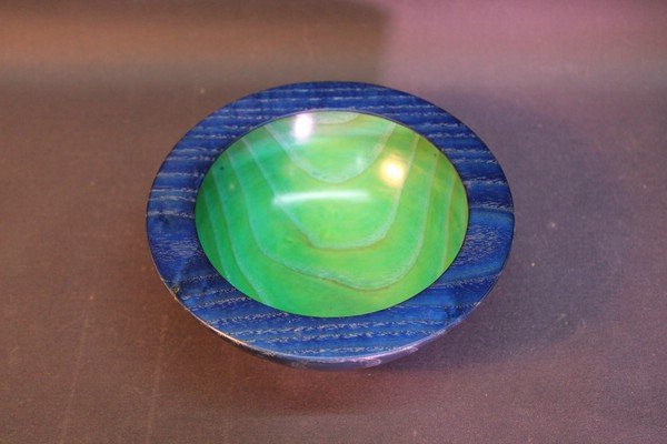 Esche blau-grün, außen mit Silberwachs behandelt. D=17,5cm, H=7cm