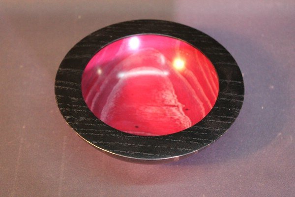 Esche schwarz-rot, außen mit Goldwachs behandelt. D=17cm, H=5,6cm
