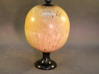 Kugeldose aus Maserbirke mit Grenadill und einer Spitze aus einer Thikanuss