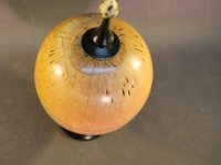 Kugeldose aus Maserbirke mit Grenadill und einer Spitze aus einer Thikanuss