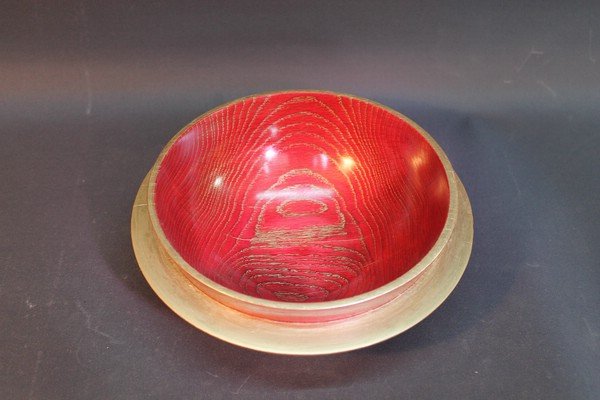 Saturnschale aus rot gebeizter Eiche, mit Goldwachs verfeinert. D=24,5cm, H=8cm