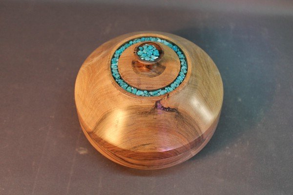 Schmuckdose aus Walnuss mit Einlagen aus Türkis Halbedelsteinen in transparentem Epoxidharz, D=17cm, H=11-13,5cm