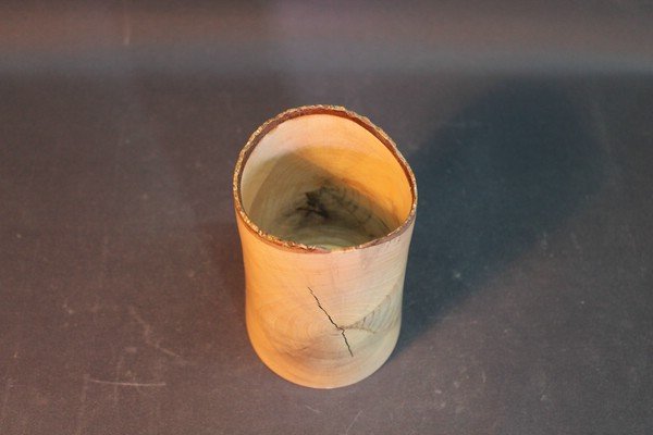 Stiftedose aus Magnolie mit Naturrand, D=8,5cm, H=13cm