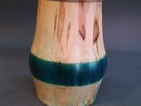 Vase aus Erle mit grünem Epoxidharz, D=12cm, H=16cm mit einem Glaseinsatz 6,8x13cm.